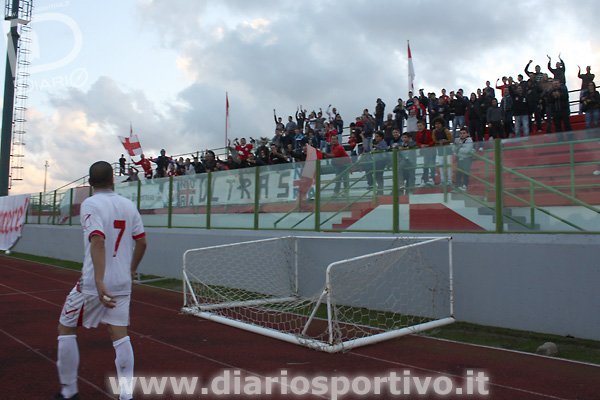 Omar Floris esulta dopo il gol dell'1-1